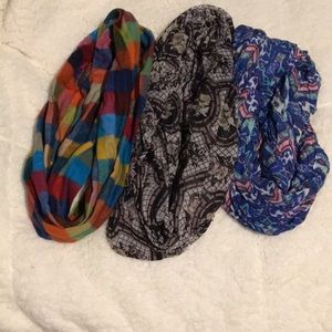lot of 3 scarves